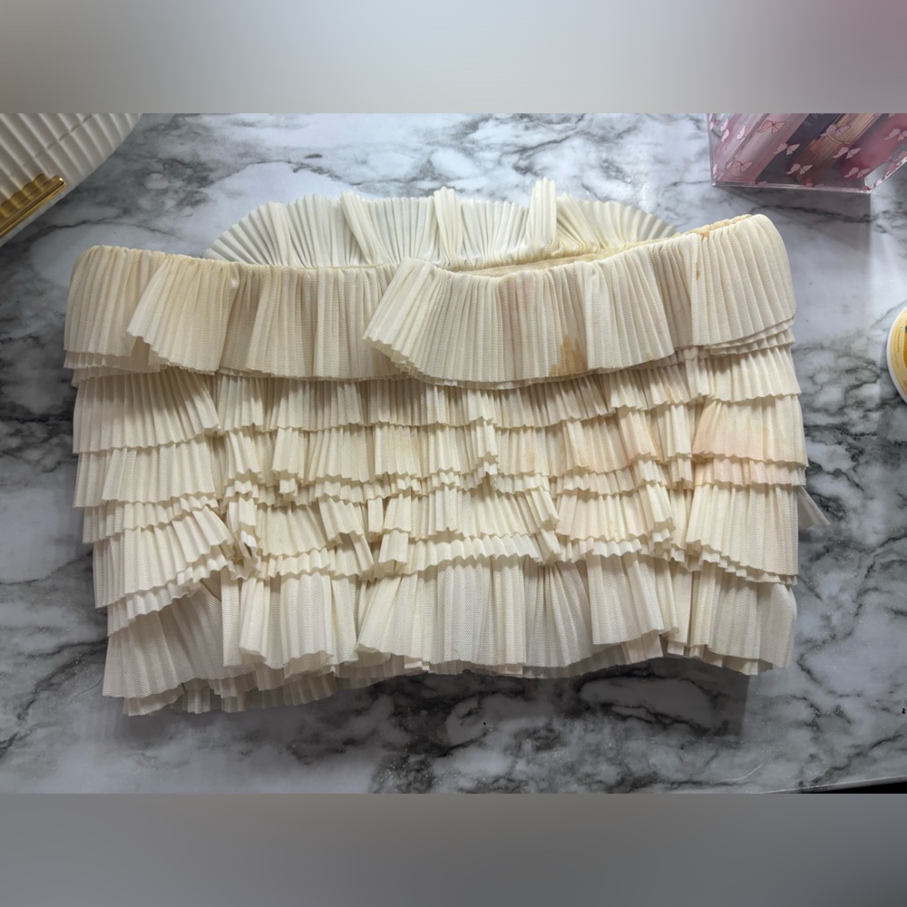 Ruffle Cream Crop Top

Two Stains
SMALL
MABLE